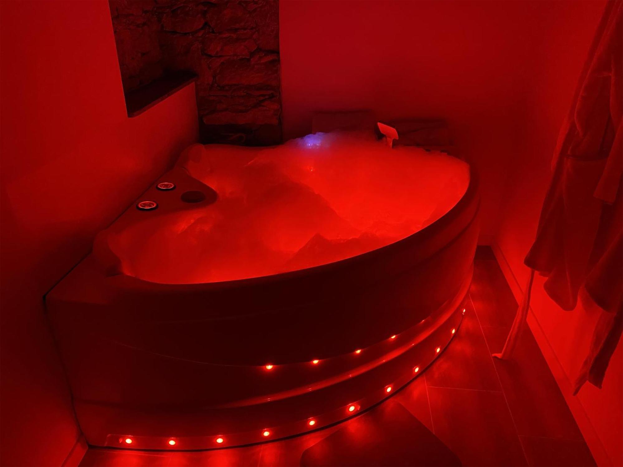 Love Room- Spa- Escale Amoureuse Puygaillard-de-Quercy ภายนอก รูปภาพ