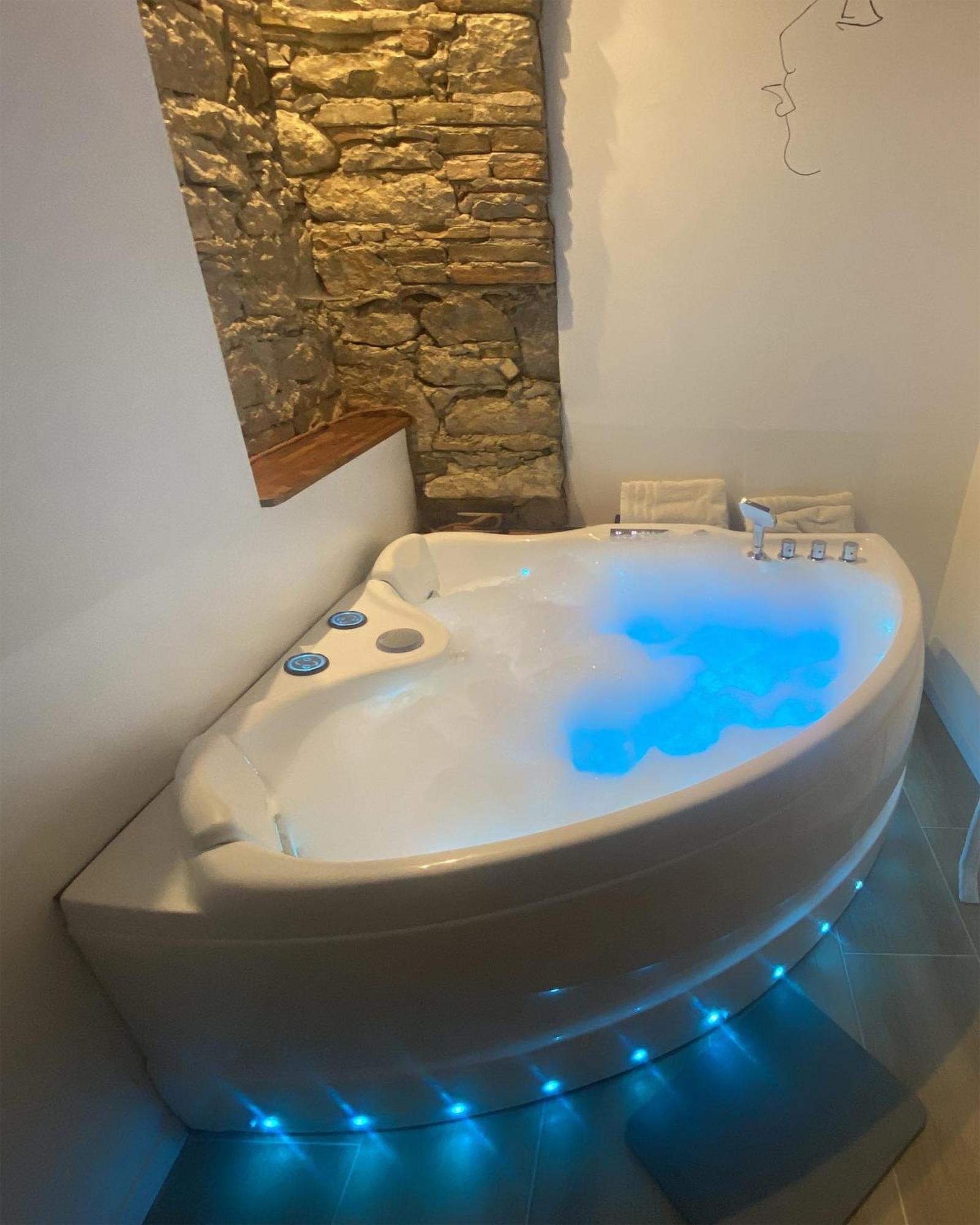 Love Room- Spa- Escale Amoureuse Puygaillard-de-Quercy ภายนอก รูปภาพ
